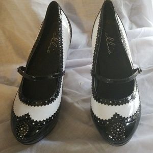 Ellie size 8 wing tip mob boss heels